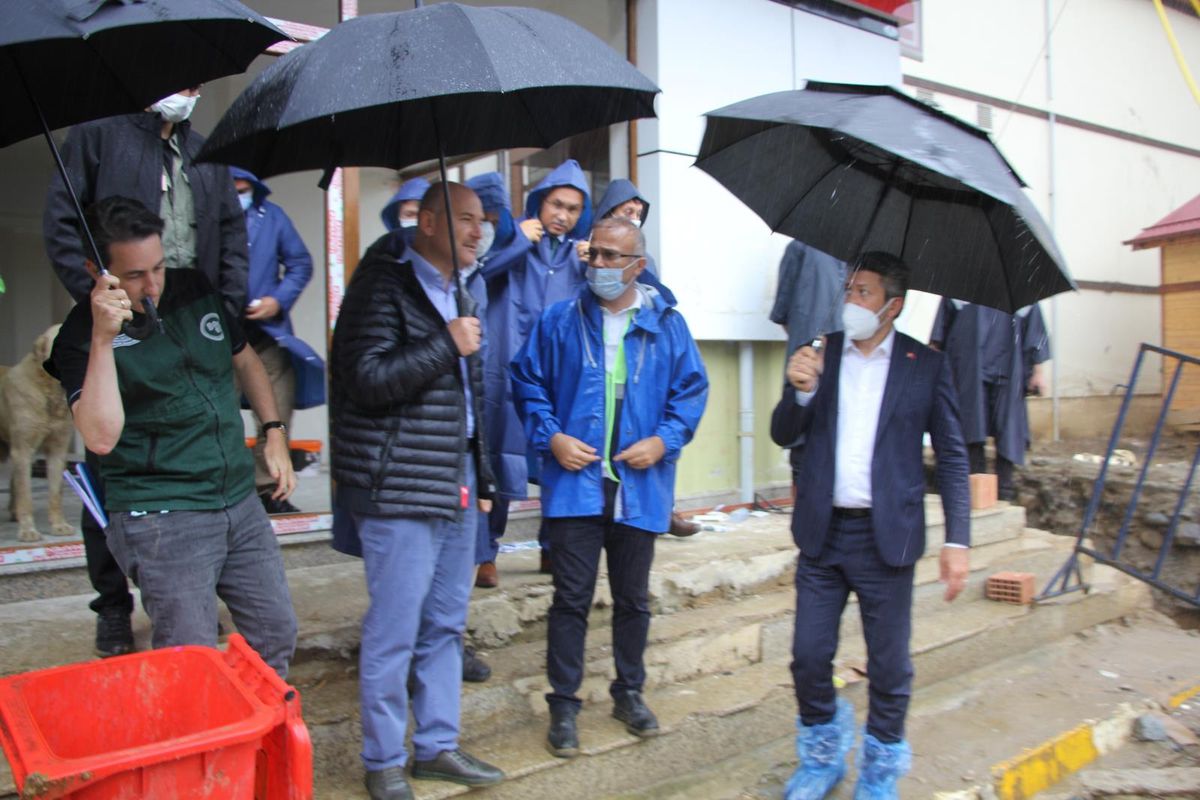 İçişleri Bakanı Süleyman Soylu Güneysu\'daki afet bölgesinde incelemelerde bulundu