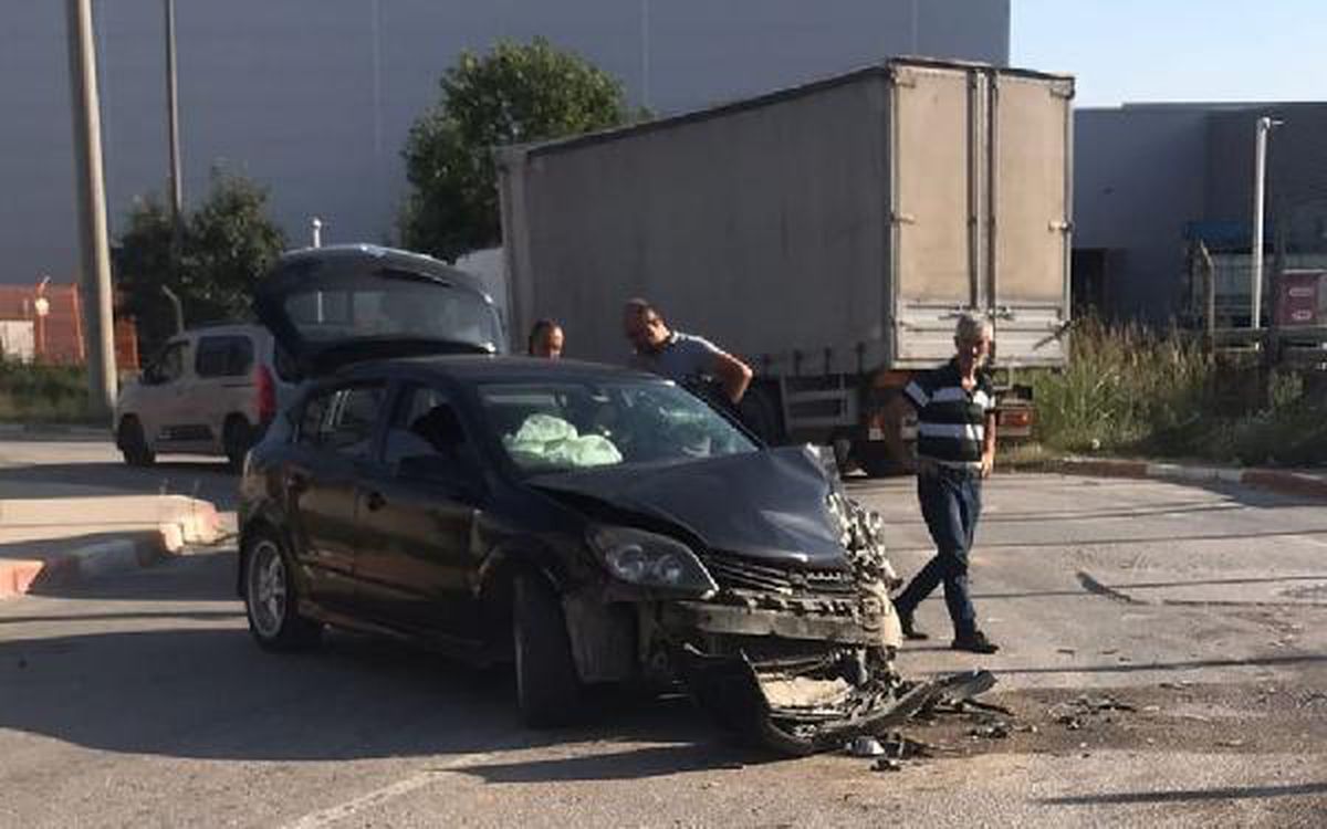 Kamyon ile otomobil çarpıştı: 5 yaralı
