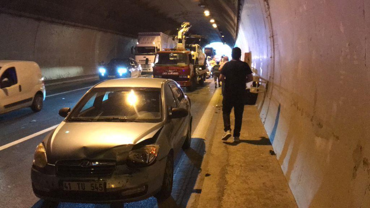 Kocaeli\'de 5 otomobilin karıştığı zincirleme kazada 5 kişi yaralandı