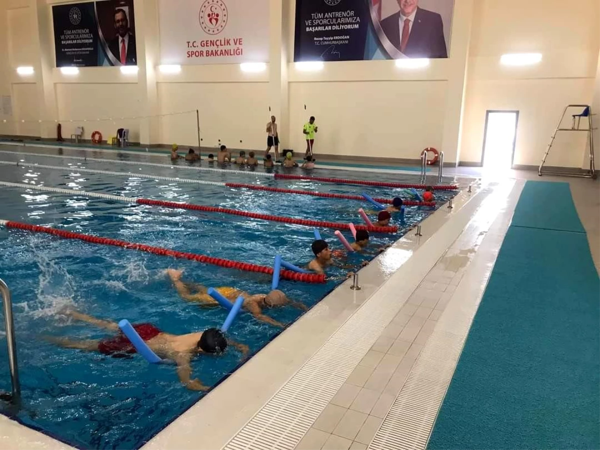 Kula\'da 800 öğrenciye yüzme kursu