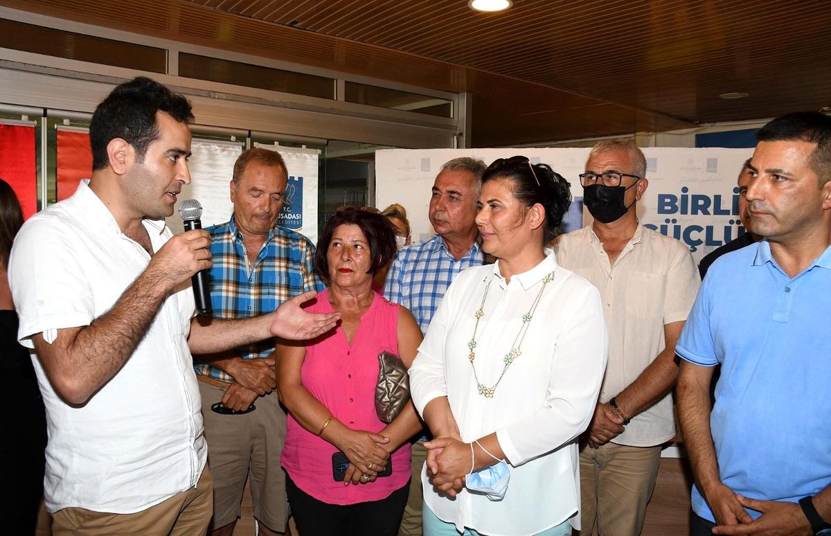 Kuşadası\'nda esnaflar atık su ile ilgili yapılan bazı haberlere tepki gösterdi