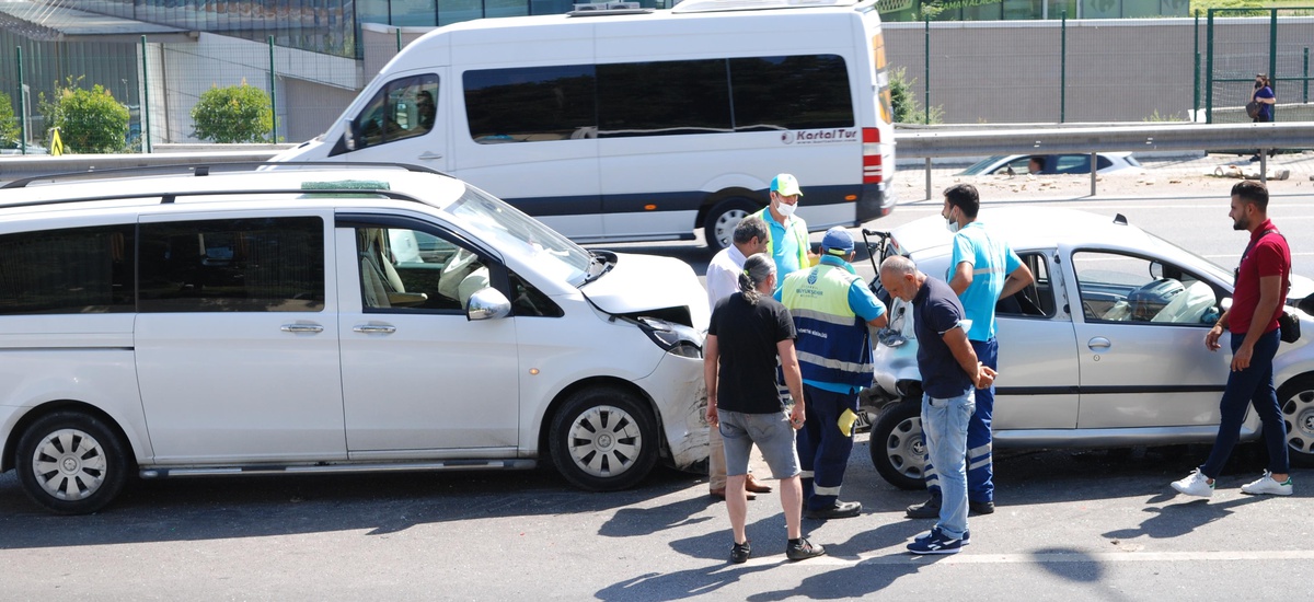 Maltepe\'de zincirleme trafik kazası: 3 yaralı
