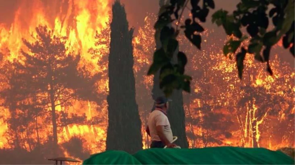 Manavgat\'ta orman yangını yerleşim yerlerine sıçradı, 62 kişi hastanelik oldu