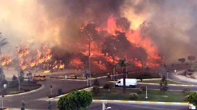 Manavgat'ta vatandaşlar su şişeleriyle alevlere müdahale ediyor