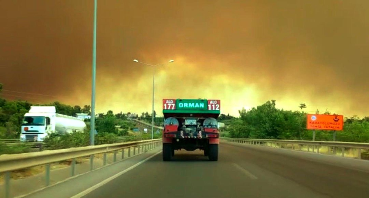 Son dakika haber... Manavgat\'taki yangına 10 ilden 19 helikopter 103 arazöz müdahale ediyor