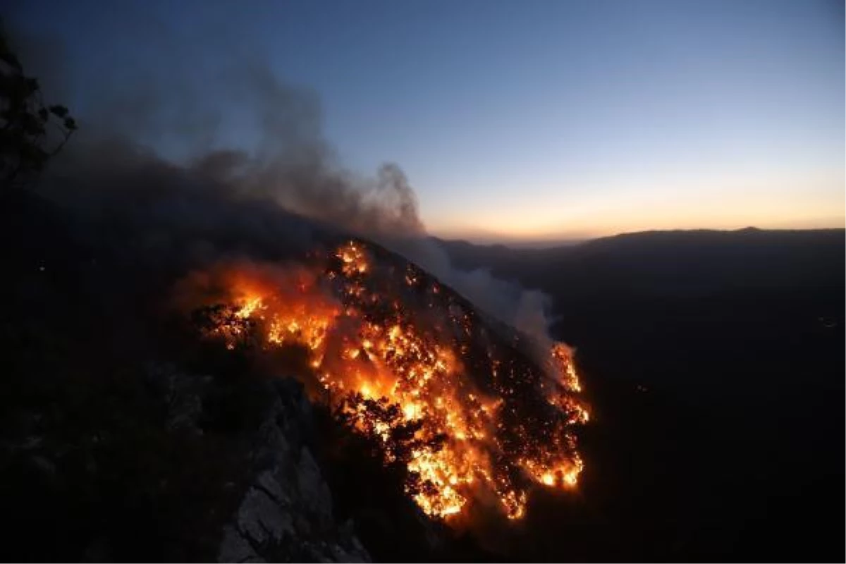 Aydıncık ve Gülnar\'da çıkan orman yangınlarına müdahale sürüyor (3)