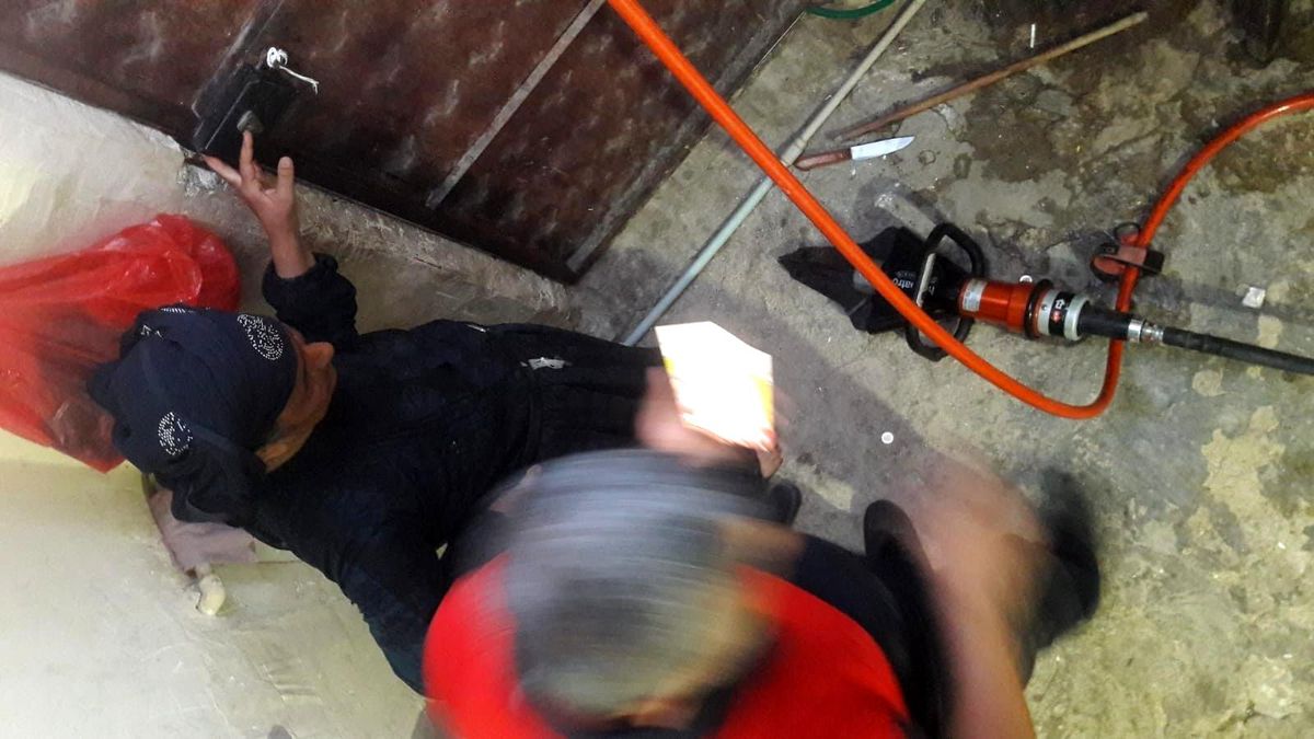 Parmakları demir kapıya sıkışan kadını itfaiye kurtardı