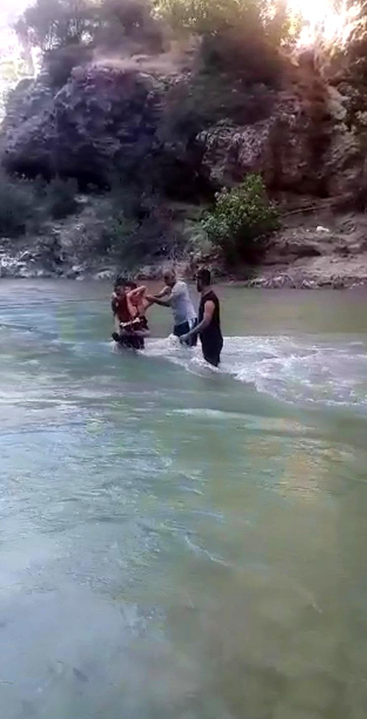 Piknik yaparken sular yükseldi, vatandaşlar mahsur kaldı