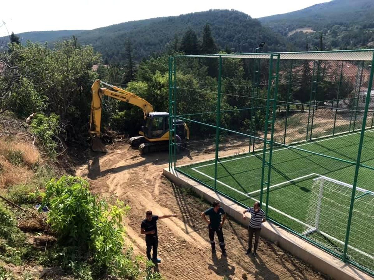 Şaphane\'de halı saha çevre düzenleme çalışmaları