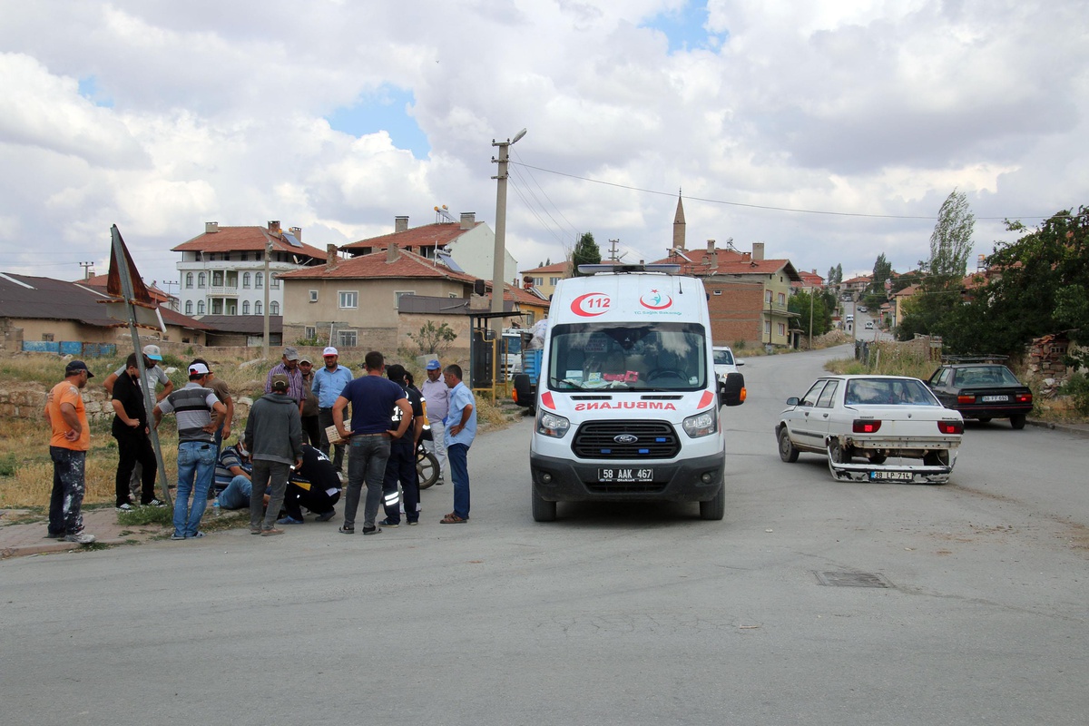 Şarkışla\'da otomobil ile motosiklet çarpıştı: 1 yaralı