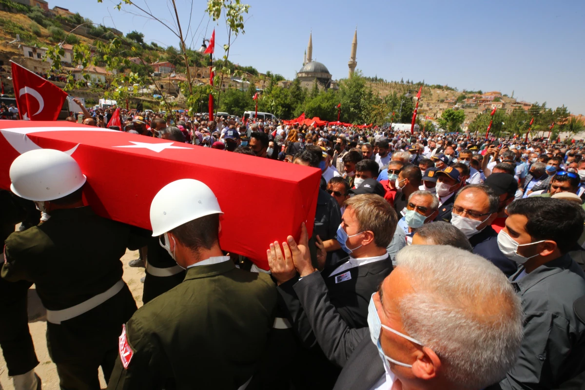 Son dakika haberleri... Şehit Piyade Uzman Çavuş Sergen Güçlüer, memleketi Aksaray\'da son yolculuğuna uğurlandı