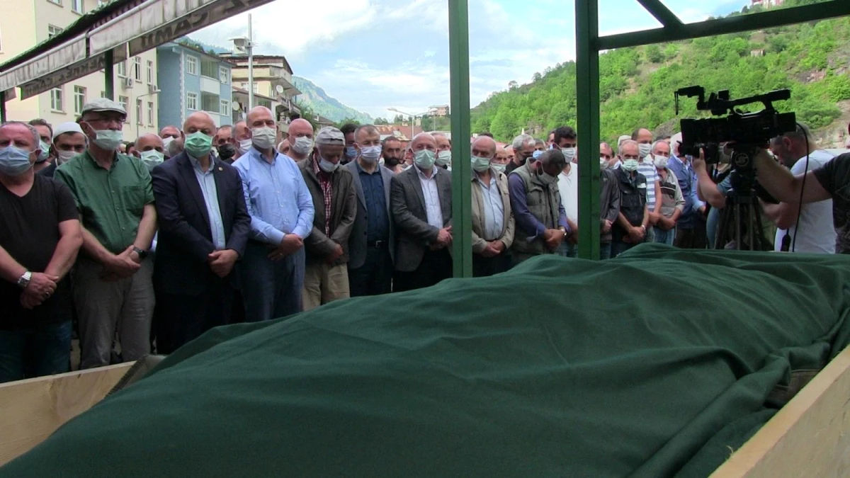 Bakan Soylu, Murgul\'daki selde hayatını kaybeden kişinin cenaze törenine katıldı