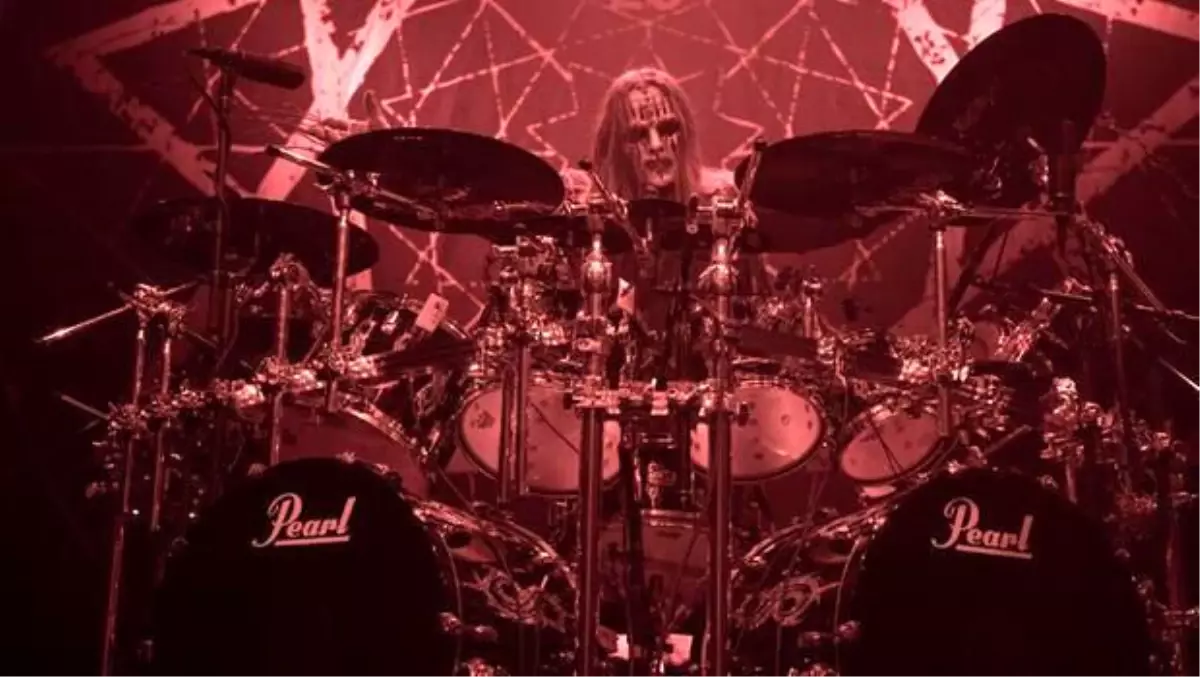 Slipknot\'un eski bateristi Joey Jordison yaşamını yitirdi