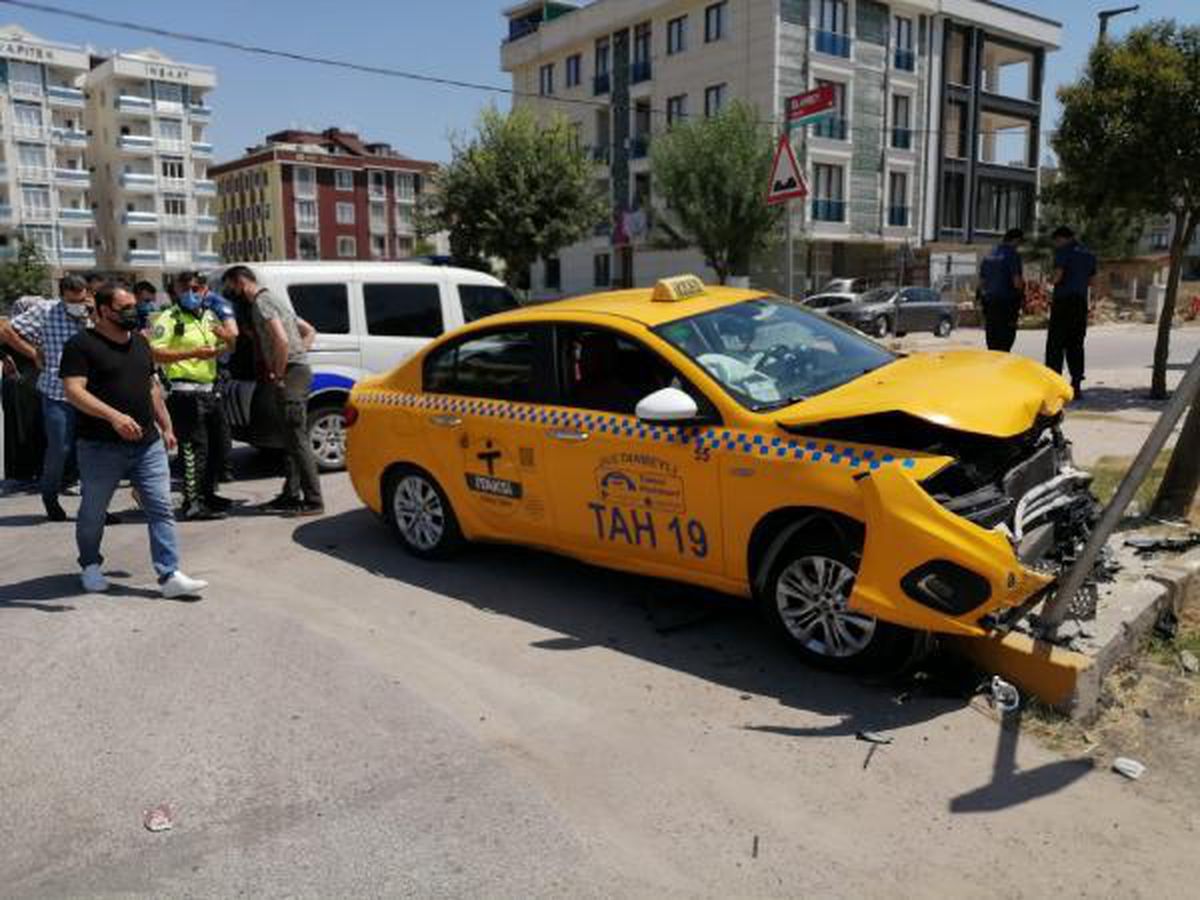 SULTANBEYLİ\'DE OTOMOBİL İLE TAKSİ ÇARPIŞTI 2 YARALI