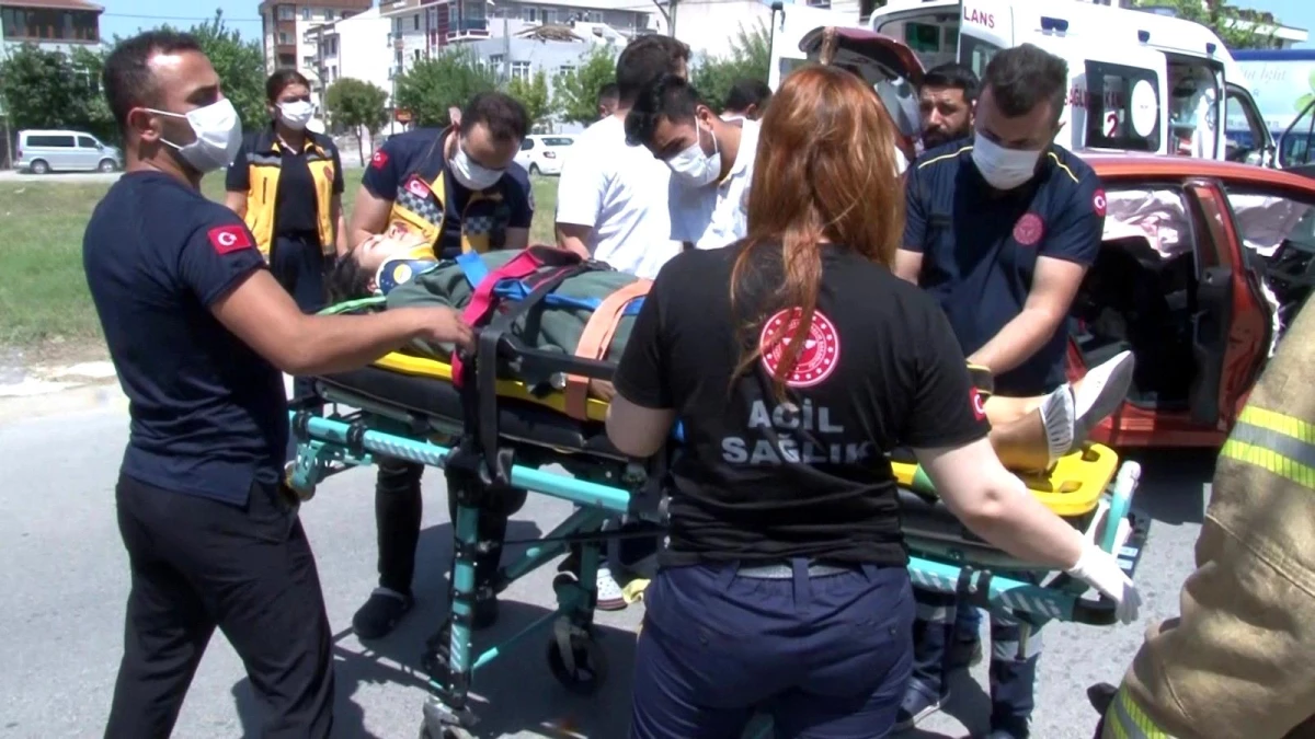 Sultanbeyli\'de otomobil ile ticari taksi çarpıştı: 2 yaralı