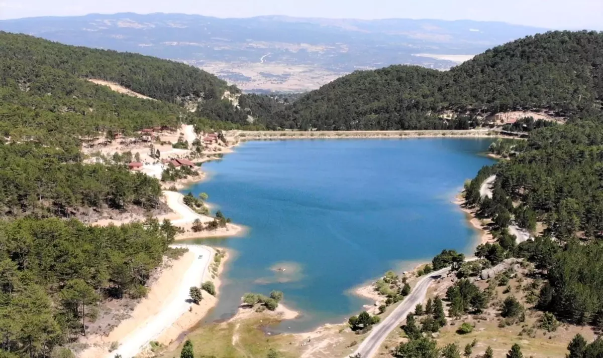 Tahtalı Göleti, mavi ve yeşilin buluştuğu manzarasıyla görenleri hayran bırakıyor