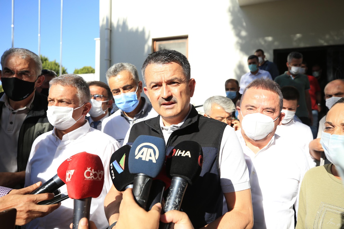 Son dakika haber! Tarım ve Orman Bakanı Bekir Pakdemirli: "(Manavgat\'taki orman yangını) Şu ana kadar 53 kişi dumandan etkilenmiş durumda.