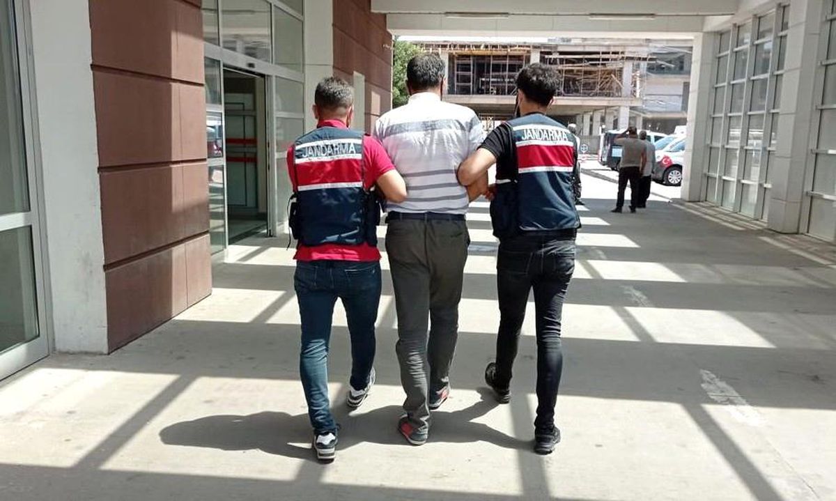 Son dakika haberleri... Teröristlere kıyafet temin eden eski öğretmen tutuklandı