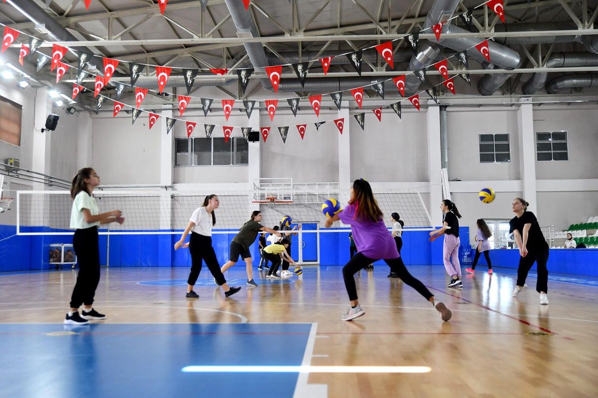 Voleybolcular Yunus Emre\'de ter döküyor
