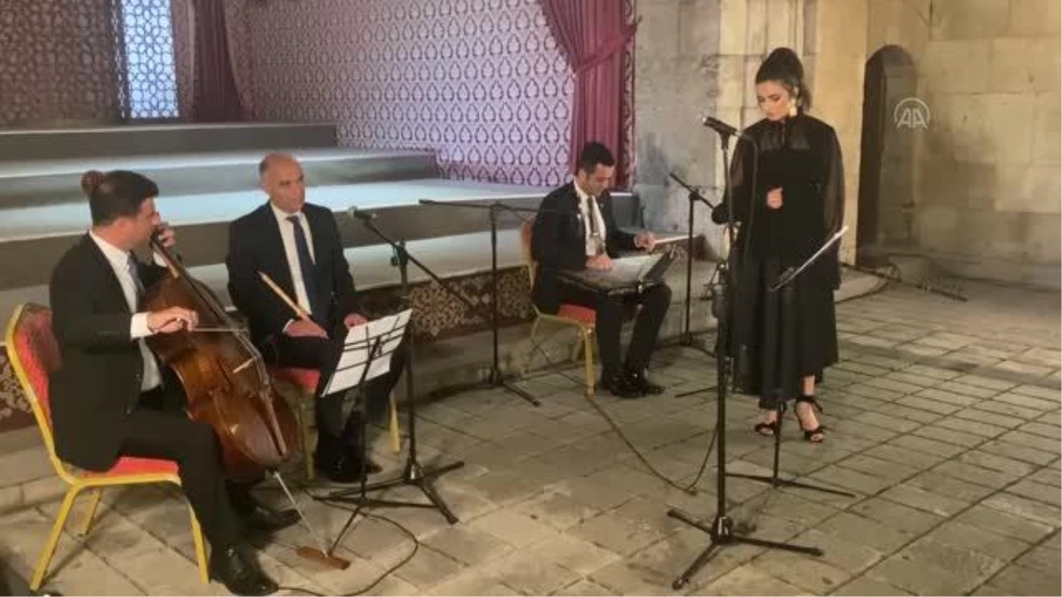 "Yaprak Sayar ile İpek Yolunda Meşk" konseri düzenlendi