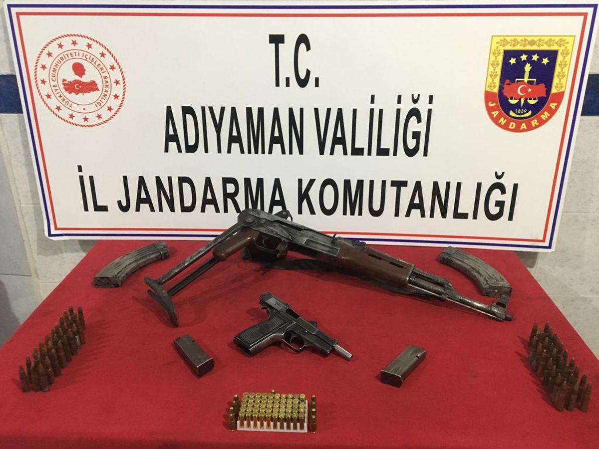 Adıyaman\'da evinde kalaşnikof ve tabanca ele geçirilen zanlı gözaltına alındı