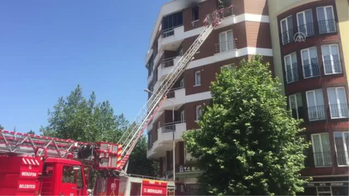 Son dakika haber... Apartman dairesinde çıkan yangında 8 kişi dumandan etkilendi