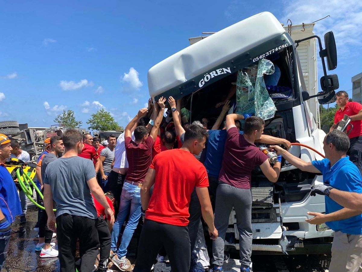 Son dakika haberi: Artvin\'deki sel bölgesinden görevden dönüyorlardı, kazayı görünce yardıma koştular