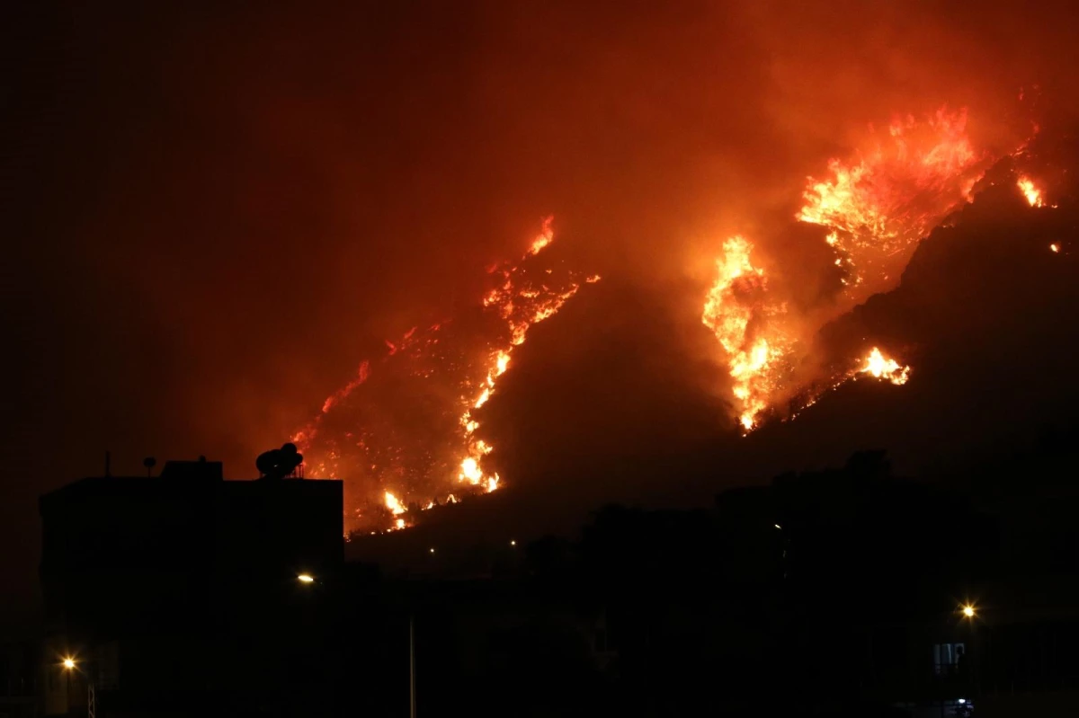Son dakika haberi... Aydıncık\'taki yangın yerleşim yerlerini tehdit etmeye başladı