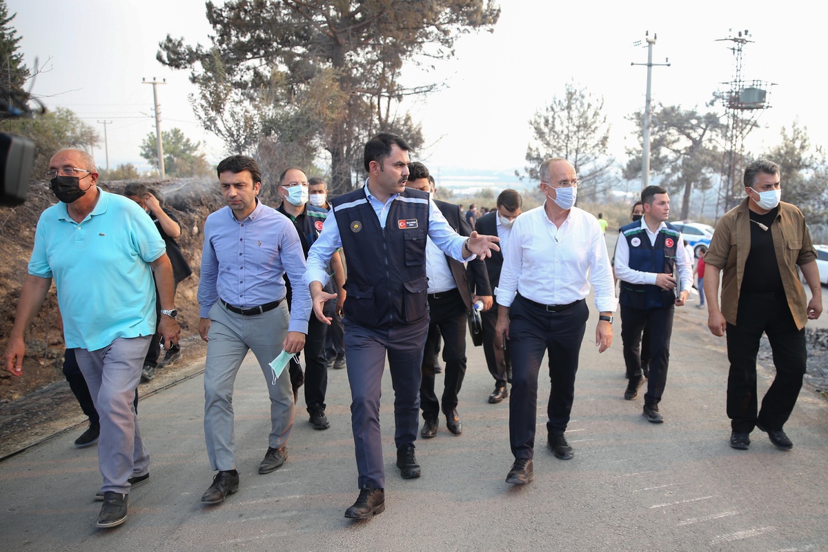 Bakan Kurum, yangının etkili olduğu Manavgat\'ın Kalemler Mahallesi\'nde incelemede bulundu (2)