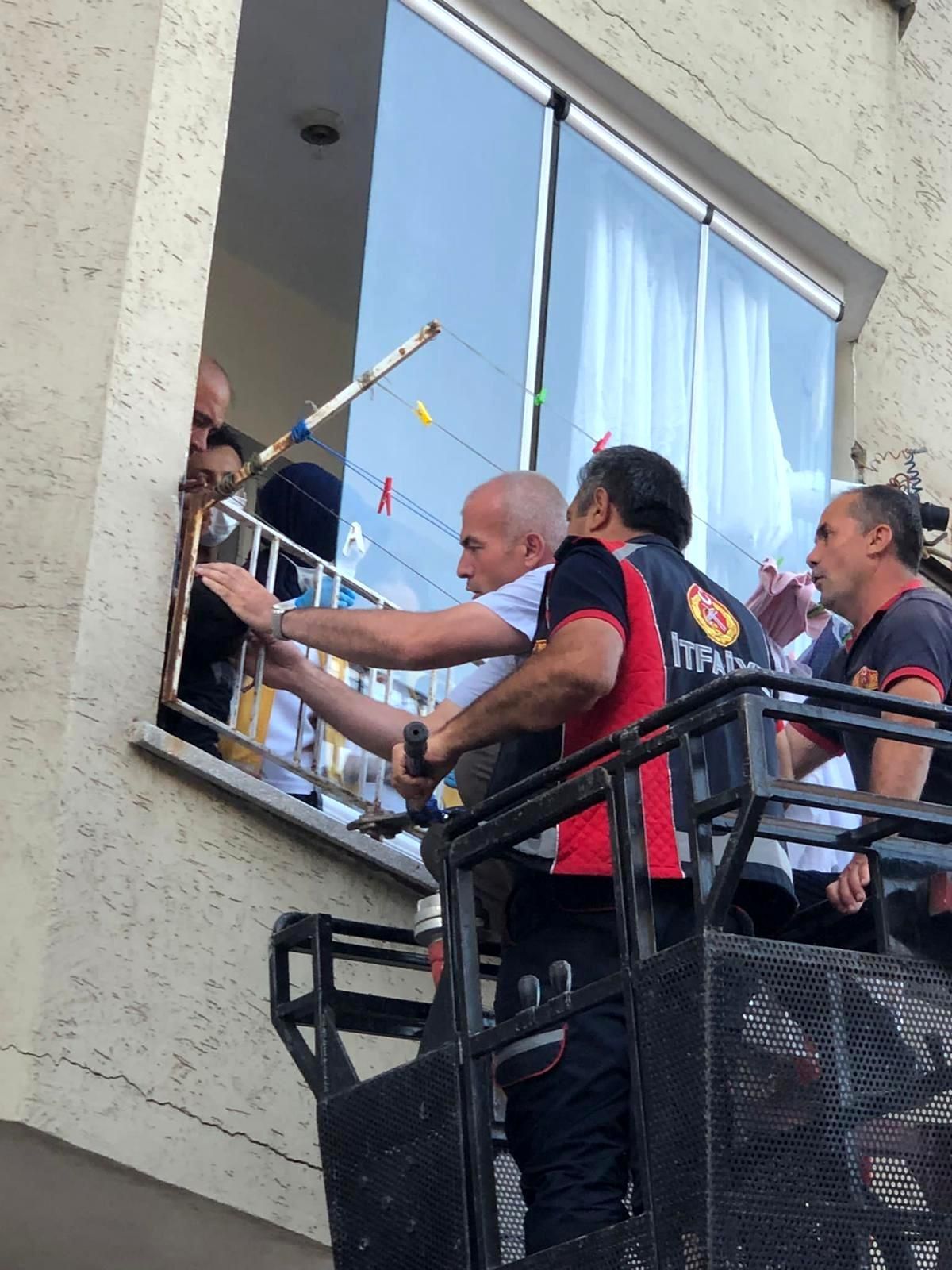 Son dakika haberleri... Başı balkon demirlerine sıkışan çocuğu itfaiye kurtardı