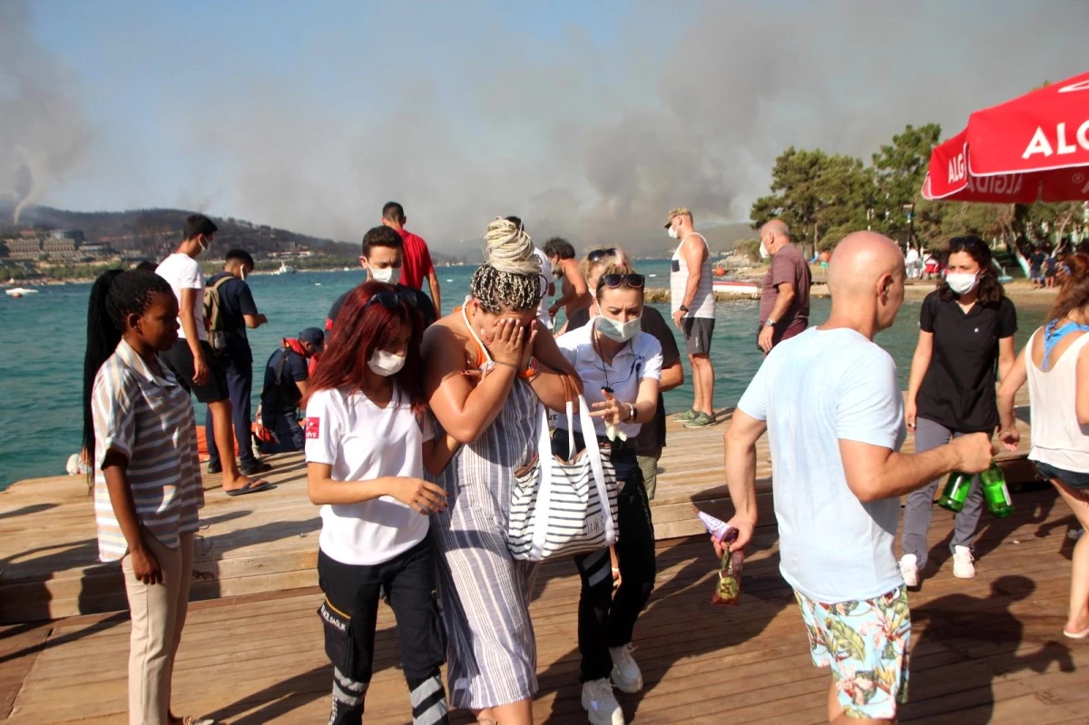 Bodrum\'da orman yangınında otellerden 3 bin kişi tahliye edildi