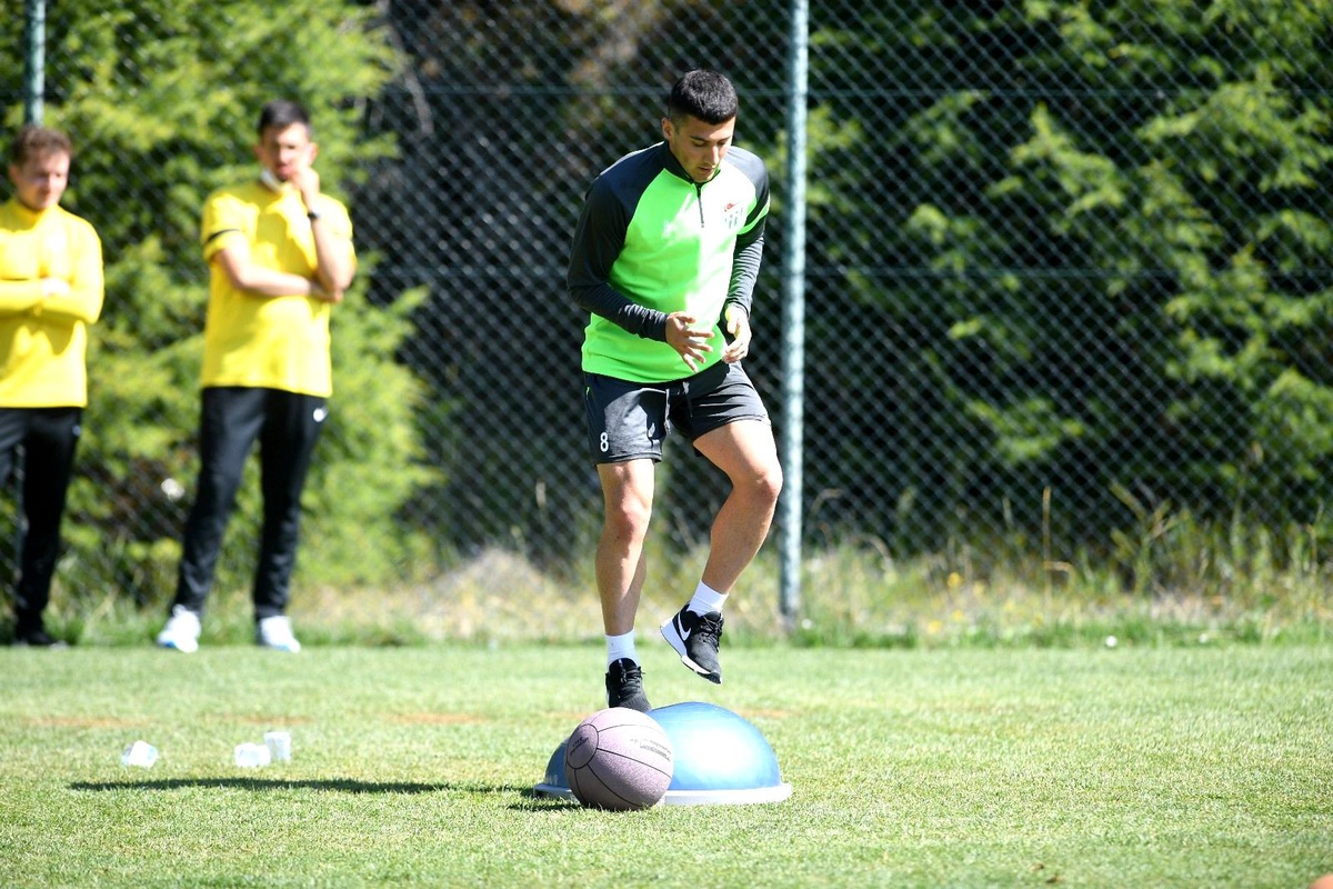 Bursasporlu futbolcular sabah antrenmanında oldukça zorlandı