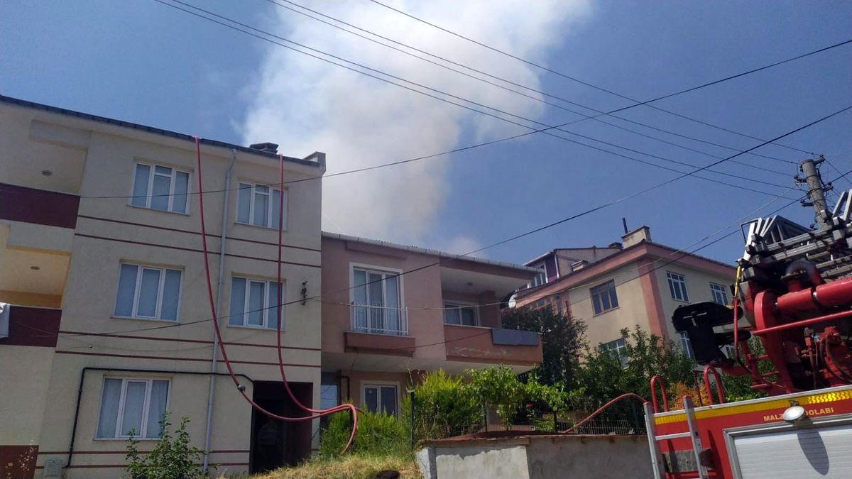 Edirne\'de bir apartmanın çatısında çıkan yangın söndürüldü