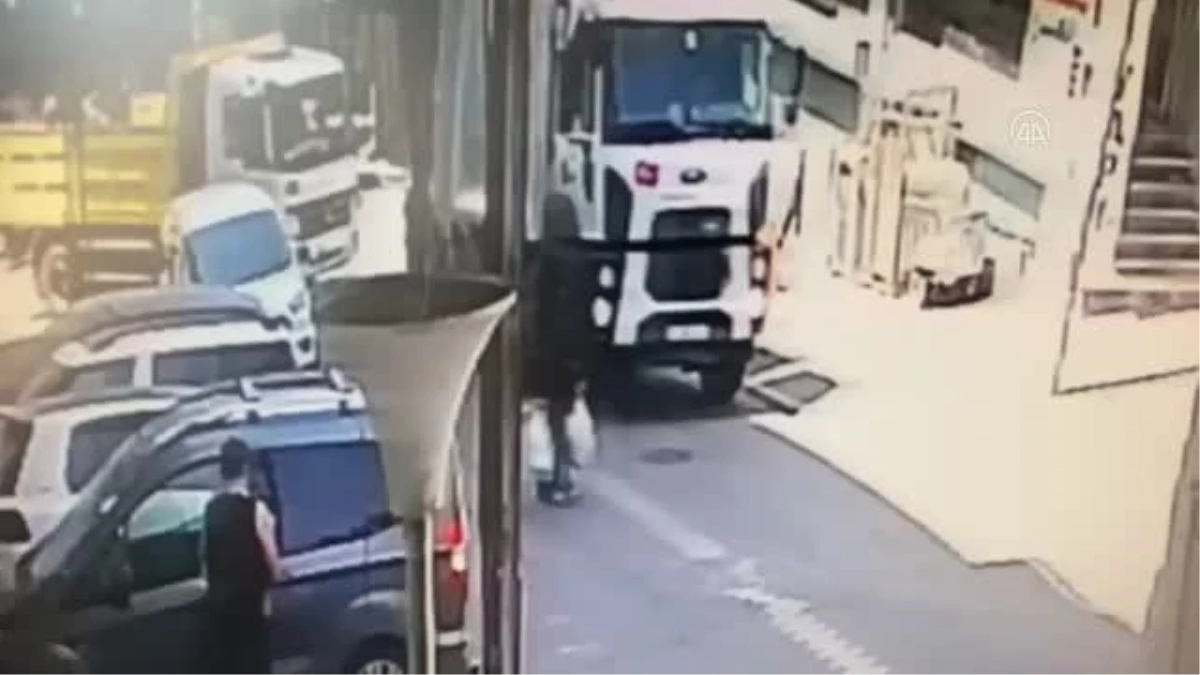Esenyurt\'ta çöp kamyonun çarptığı anne ile oğlu yaralandı