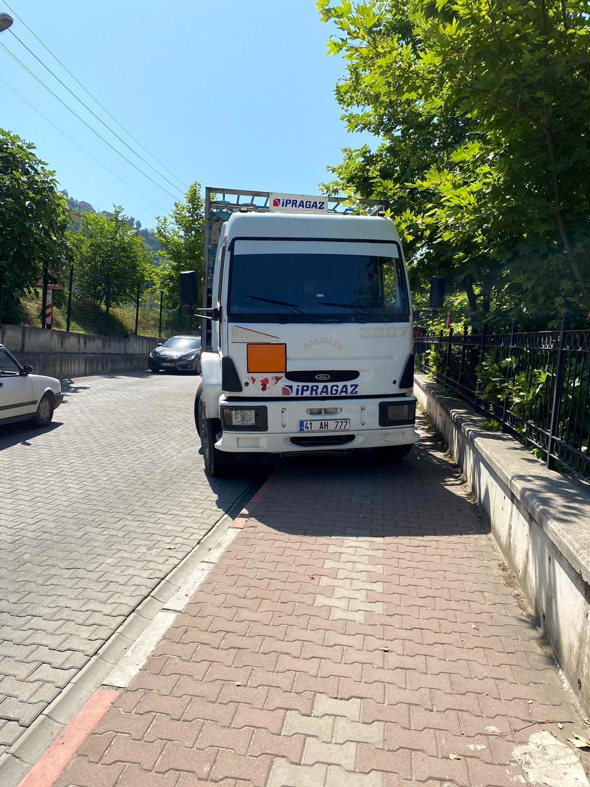 Freni patlayan tüp kamyonu kaldırıma çıkarak durabildi