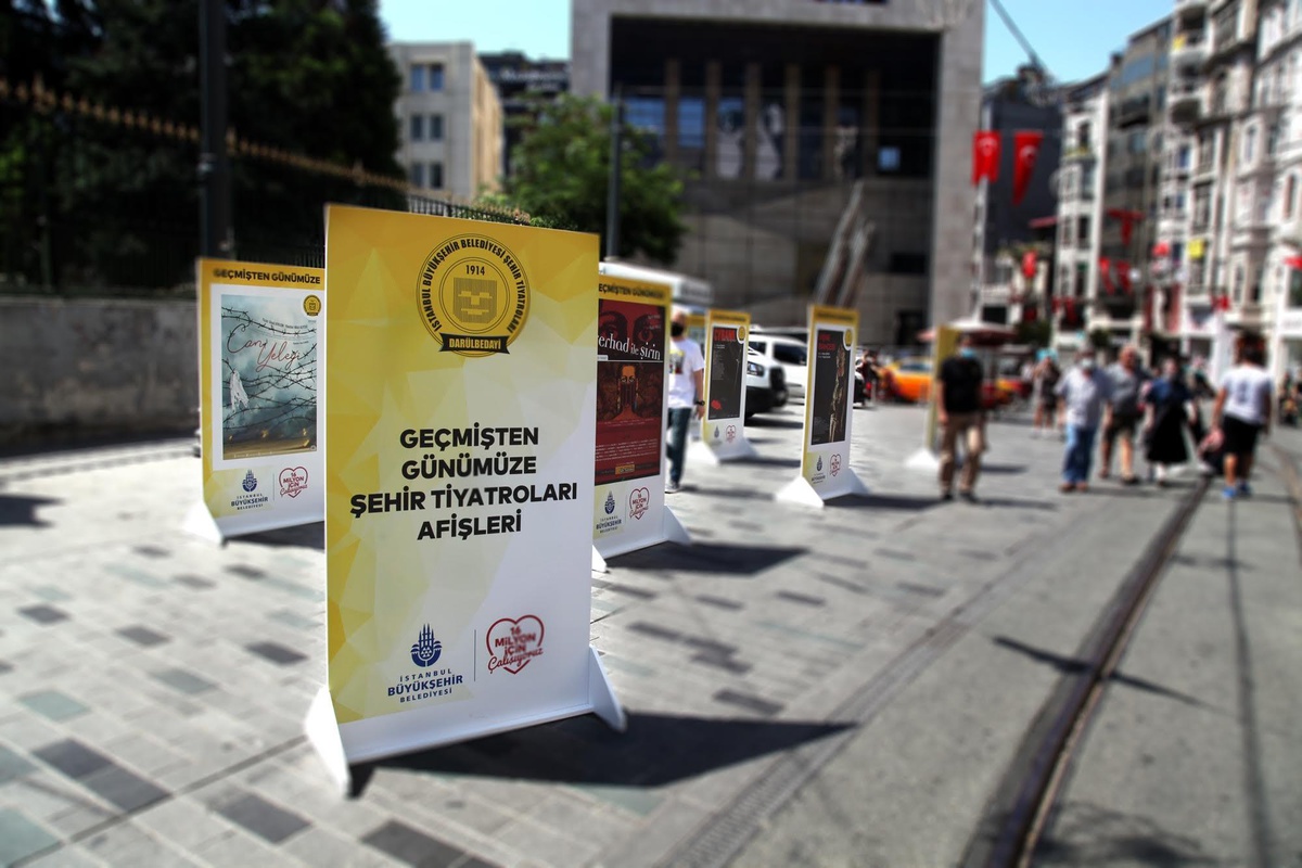 Geçmi·şten günümüze Şehir Tiyatroları afişleri sergisi Beyoğlu\'nda başladı