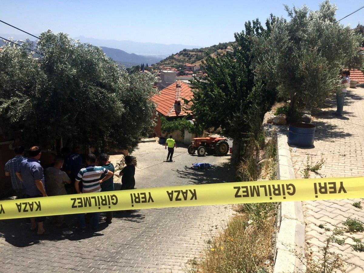 Geriye kaçırdığı traktörün altında can verdi
