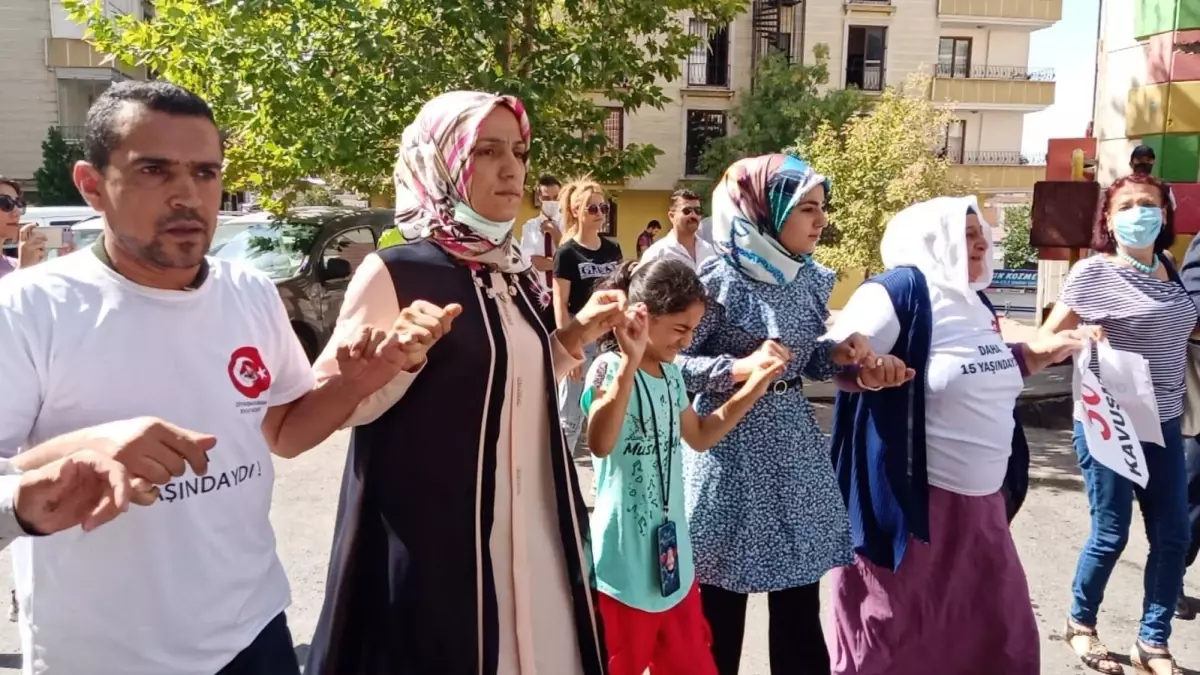 HDP il binası önünde kurban kesip davul zurna eşliğinde halay çekti