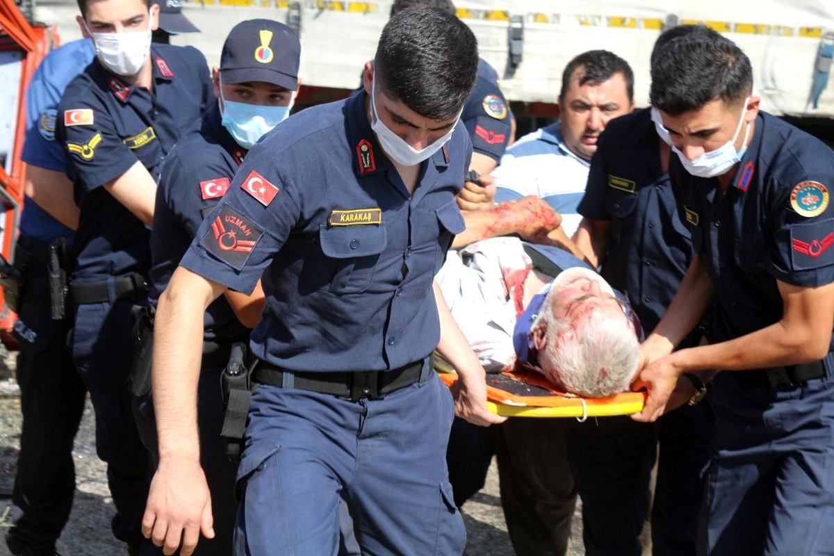 İkiye bölünen traktörden yaralı kurtuldu