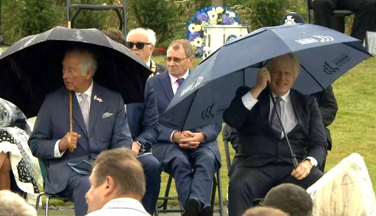 İngiltere Başbakanı Johnson\'un şemsiye ile zor anları