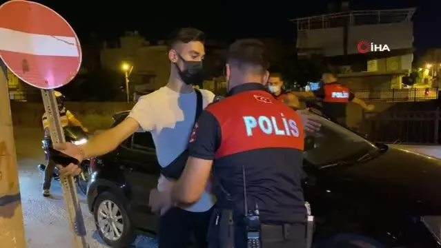 Son dakika haberleri... İskenderun polisi kentin 50 ayrı noktasında sıkı denetimler yaptı. Son dakika haberleri... İskenderun polisi kentin 50 ayrı noktasında sıkı denetimler yaptı.