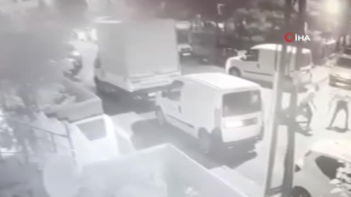 Son dakika haberleri! İstanbul\'da sokak ortasında kuzenler arasında silahlı kavga çıktı