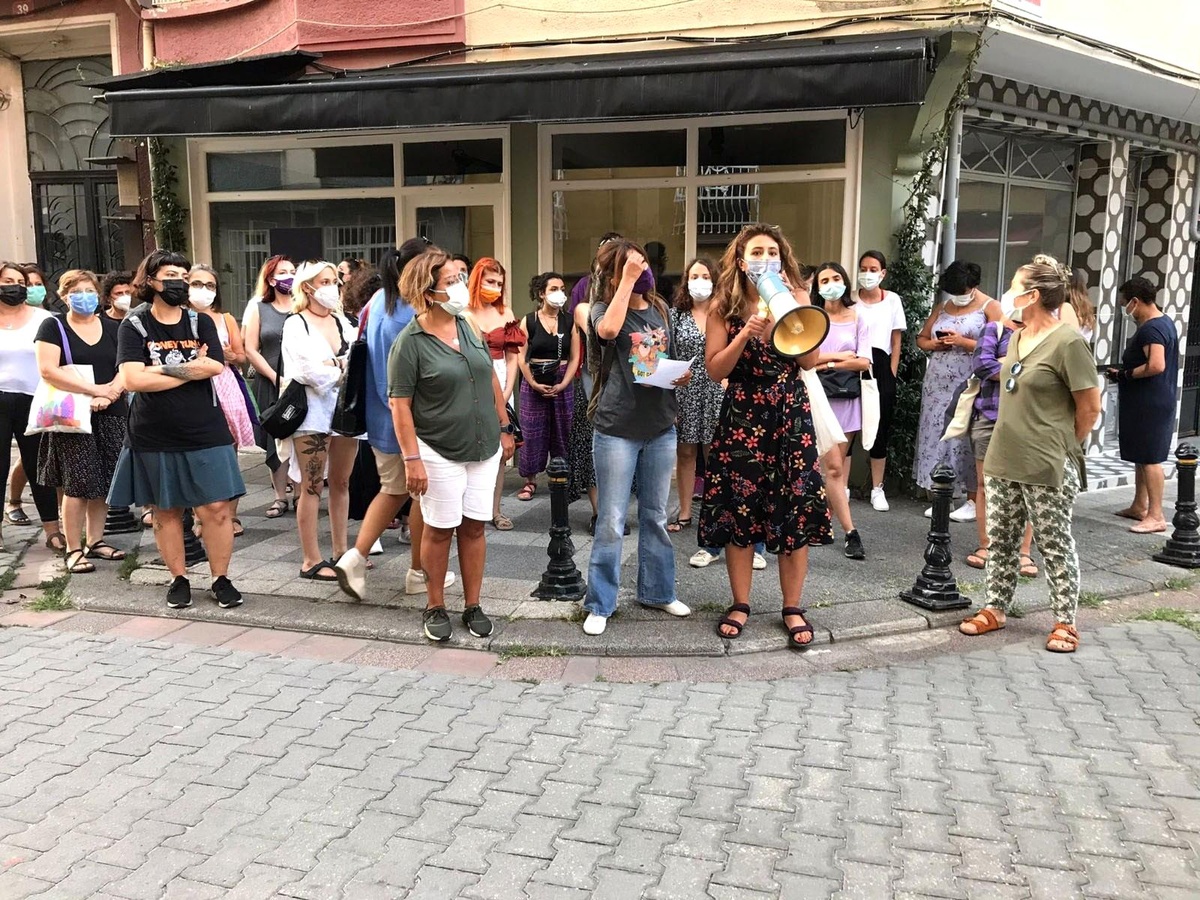 Kadıköy\'de 17 yaşında kız çocuğuna iğrenç tacize kadınlardan protesto