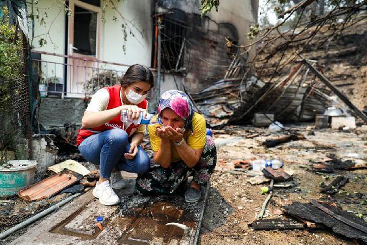 Son dakika haberi! Türk Kızılaydan orman yangınlarından etkilenenlerle müdahale ekiplerine yiyecek desteği