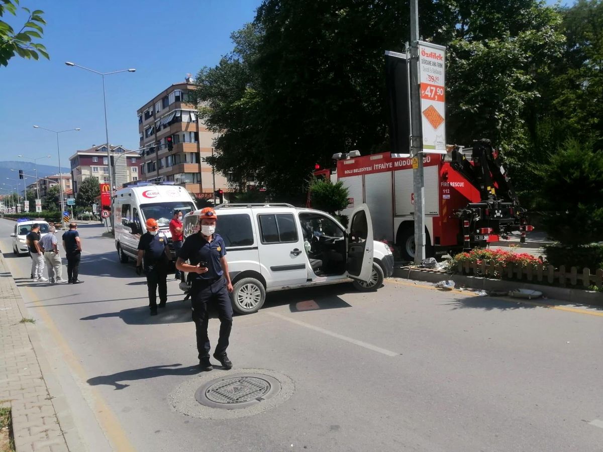 Kontrolden çıkan hafif ticari araç aydınlatma direğine çarptı: 1 yaralı