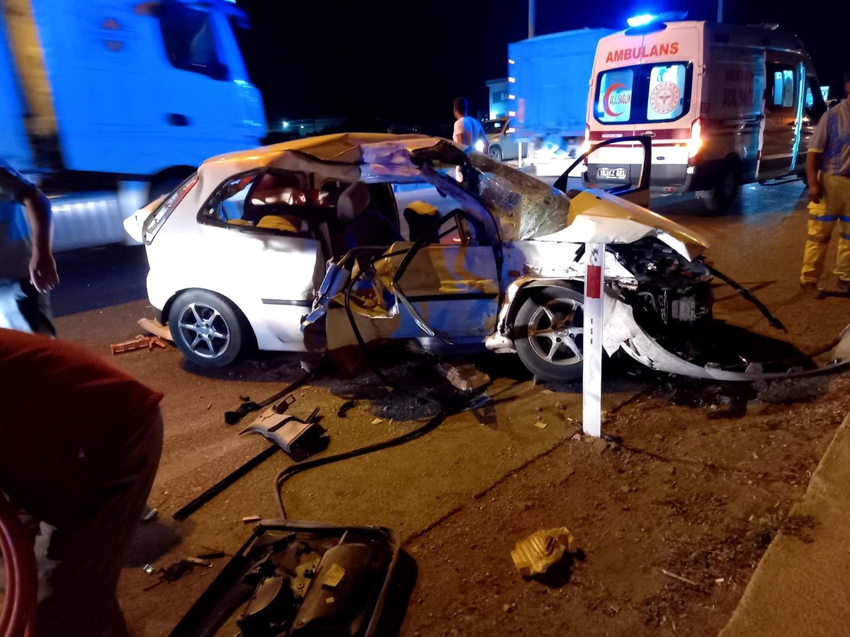 Kontrolden çıkan kamyonu beton bariyerler de durduramadı: 5 yaralı