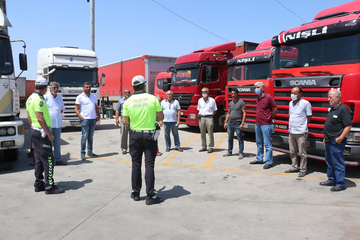 Son dakika haberi... Manisa\'da trafik polisleri, sürücülere trafik kazalarıyla ilgili broşür dağıttı