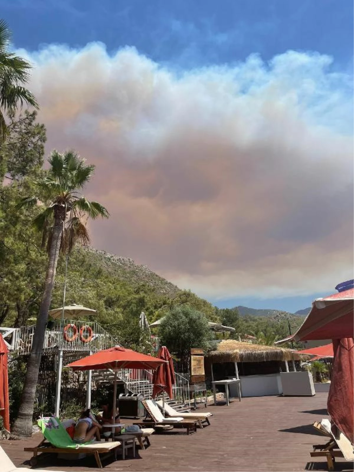 Marmaris\'te korkutan orman yangını; alevler yerleşim yerine 100 metre kadar yaklaştı (3)
