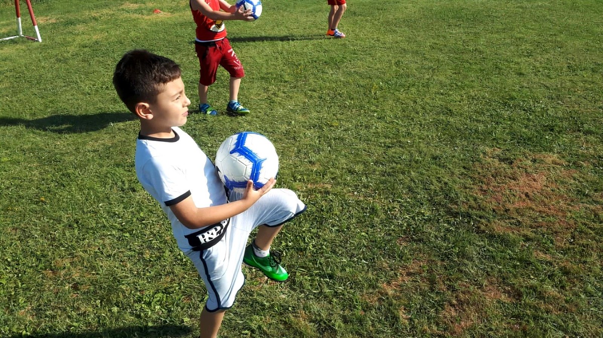Minikler futbol kurslarında hem eğleniyor hem de öğreniyor