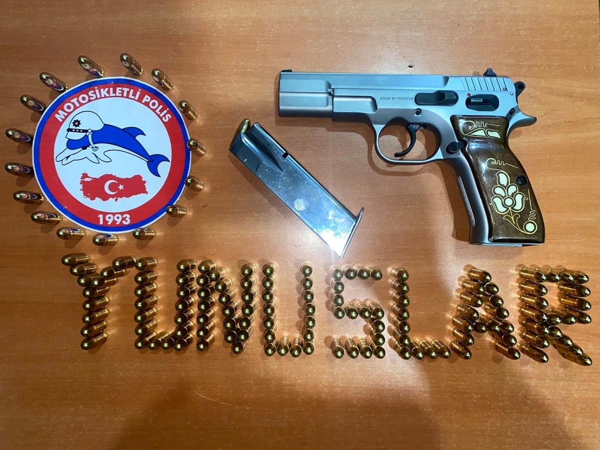 Son dakika haber: Motosikletli polis timleri asayiş uygulamasında ruhsatsız silahlar ele geçirdi